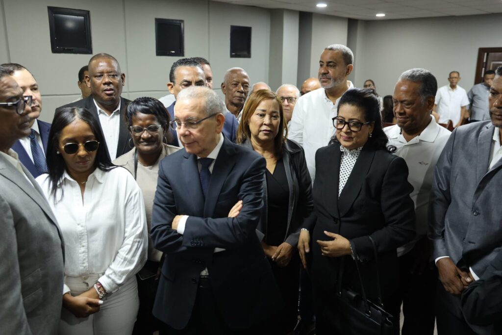Danilo Medina acude a dar el pésame por fallecimiento del dirigente Danilo Santos | 6 | Danilo Medina acude a dar el pésame por fallecimiento del dirigente Danilo Santos - Noticias de hoy en República Dominicana | De Último Minuto