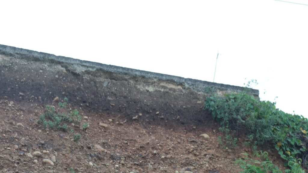 Residentes en Santa Clara, Manoguayabo, temen ocurra tragedia tras colapso de calle hace 6 años - Noticias de hoy en República Dominicana | De Último Minuto