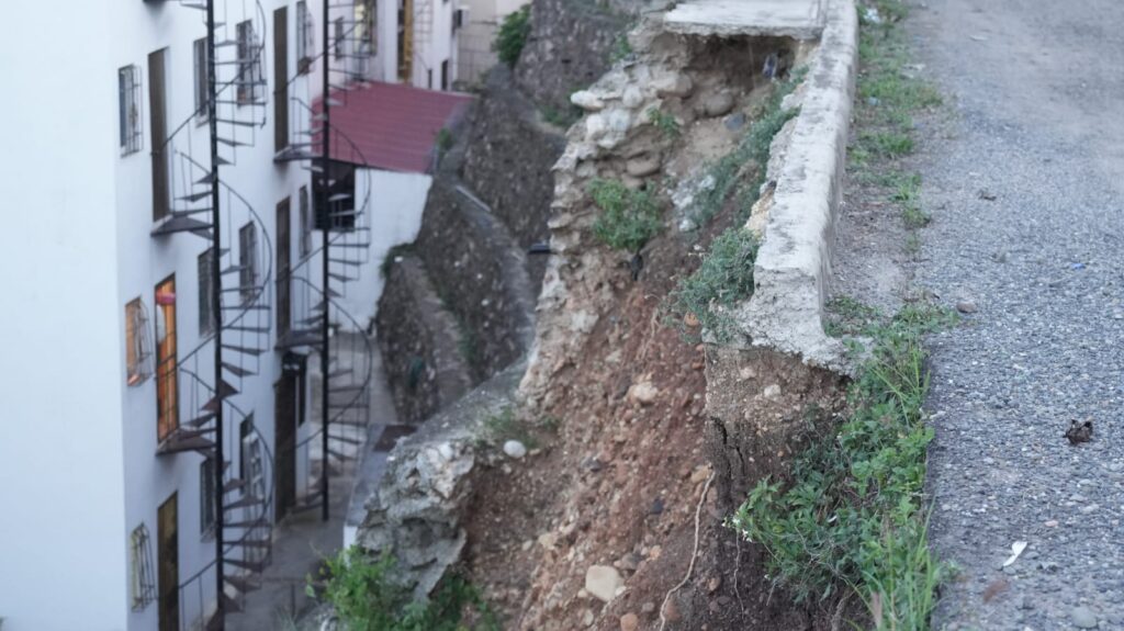 Residentes en Santa Clara, Manoguayabo, temen ocurra tragedia tras colapso de calle hace 6 años - Noticias de hoy en República Dominicana | De Último Minuto