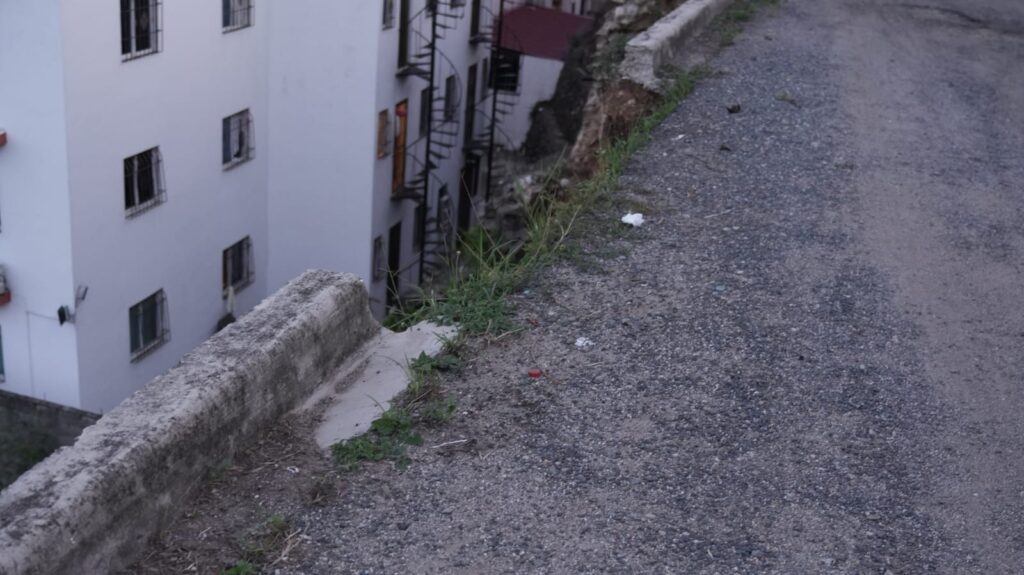 Residentes en Santa Clara, Manoguayabo, temen ocurra tragedia tras colapso de calle hace 6 años - Noticias de hoy en República Dominicana | De Último Minuto