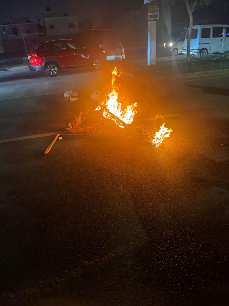 Residentes de San Isidro Labrador protestan con quema de neumáticos por larga tanda de apagones | 3 | Residentes de San Isidro Labrador protestan con quema de neumáticos por larga tanda de apagones - Noticias de hoy en República Dominicana | De Último Minuto