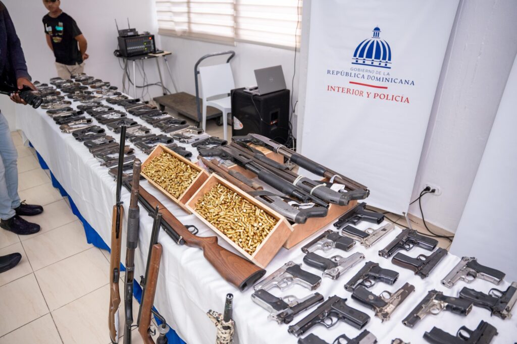 Interior y Policía recibe 218 armas de fuego ilegales que fueron sacadas de las calles | 4 | Interior y Policía recibe 218 armas de fuego ilegales que fueron sacadas de las calles - Noticias de hoy en República Dominicana | De Último Minuto