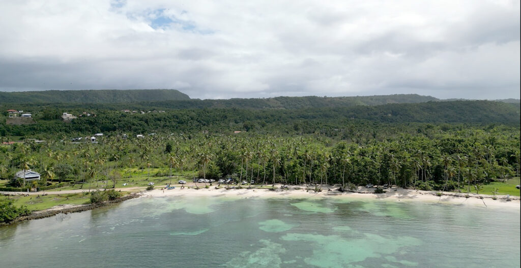 Samaná, una mirada a donde el Caribe se vuelve leyenda | 3 | Esta provincia es reconocida internacionalmente como uno de los destinos turísticos más trascendentales y diversos, ya que combina playas de arena blanca y agua turquesa, paisajes naturales exuberantes, hoteles de lujo y una vibrante vida nocturna.
La costa de Samaná posee una gran importancia medioambiental. Sus asombrosos espacios ofrecen no solo áreas recreativas para el disfrute familiar y biodiversidad de especies, sino también un espectáculo natural con actividades de diferentes niveles de dificultad —baja, media y alta—, según la aventura que se prefiera.
Entre los destinos más sobresalientes para disfrutar en esta zona tropical se pueden elegir: el Parque Nacional Cabo Cabrón, el Mirador Mi Paraíso, el Salto El Limón, los manglares del Parque Nacional Bajo Yuna, los atardeceres en Las Terrenas o en los emblemáticos puentes de Santa Bárbara, visitar las casas victorianas, Cayo Levantado, escalar en playa Frontón y conocer la iglesia metodista más antigua, conocida como ‘La Churcha’.
Esta provincia alberga algunos de los litorales más impresionantes del Caribe. Catalogada como una de las mejores del mundo por la revista National Geographic, Playa Bonita es una de sus joyas naturales.
Pero esto no es todo. En este territorio costero se puede realizar la ruta de las siete playas, que incluye Playa Caletón, Playa Escondida, Playa Colorada 1 y 2, Playa Niningi, Playa del Amor y Playa Breman.
Otras playas destacadas son Rincón, Las Ballenas, El Valle, Morón, Las Galeras y El Ermitaño. Estos paisajes costeros, junto con el Parque Nacional Los Haitises y la observación de ballenas jorobadas en la bahía de Samaná, consolidan a la provincia como un destino turístico de primer nivel.
Sus destinos más visitados
Salto El Limón: es la locomotora económica del municipio El Limón, ya que impulsa el turismo comunitario sostenible. Alrededor de 500 comunitarios laboran allí, y está ubicado en el corazón de la Sierra de Samaná. Cuenta con 50 metros de altura y es considerado el salto de agua más famoso del Caribe.
Las Terrenas: epicentro de las grandes fiestas playeras en Semana Santa, siendo un punto neurálgico durante este asueto. Se caracteriza por sus hermosas playas, alojamientos para distintos presupuestos, facilidades de alquiler y desplazamientos en vehículos 4x4, además de su ambiente nocturno.
Las Galeras: este distrito municipal, con una fuerte actividad pesquera, destaca por la Bahía de Rincón, declarada como una de las 10 playas más hermosas del mundo por la revista de viajes Condé Nast Traveler. Sus aguas cálidas, arena blanca y la confluencia del río Arroyo Frío con el mar turquesa la convierten en un paraíso.
Las autoridades
Los 114,468 habitantes que, según el X Censo Nacional de Población y Vivienda de 2022, posee la provincia son representados en el Senado por Pedro Catrain, del Partido Revolucionario Moderno.
En la Cámara de Diputados, Samaná cuenta con dos representantes, ambos del PRM: Cecilio García Javier y Carmen Lidia Williams. El alcalde de Samaná es Nelson Núñez, quien además preside la Federación Dominicana de Municipios.
Bajo la responsabilidad de ser la lideresa administrativa y política de la provincia, y máxima representación ante el Poder Ejecutivo, se encuentra Elsa de León Abreu, quien desde 2020 ha estado a cargo de dichas funciones.
Aunque estas autoridades cuentan con respaldo popular, algunos munícipes consideran necesario un mayor acercamiento con la ciudadanía al momento de tomar decisiones, así como la implementación de políticas públicas que mejoren el manejo de los residuos sólidos.
Impulso al turismo
En una entrevista exclusiva para De Último Minuto, el senador Pedro Catrain explicó que, con las obras de infraestructura actualmente en desarrollo —como el acueducto de Juana Vicenta y el de Sánchez, la terminal de cruceros de Arroyo Barril y el pueblo de pescadores en Las Terrenas—, se marcará el inicio de una nueva etapa para el turismo en la provincia.
Espera que en diciembre de este año se reciba el primer crucero en la terminal de Arroyo Barril.
“En este momento también se está tratando de ampliar la capacidad hotelera. Solo en Las Terrenas, dentro de dos años, se podrá contar con alrededor de 6,500 habitaciones, lo que permitirá un mayor flujo de vuelos en el Aeropuerto Internacional El Catey, nuestro enlace con el exterior”, dijo Catrain.
Recientemente, el legislador sometió un proyecto para elevar el Distrito Municipal de Arroyo Barril a municipio, con el objetivo de darle una mayor categoría administrativa y sumar un cuarto municipio a la provincia.
“He propuesto la creación de una universidad tecnológica y turística en Samaná, que permita formar los recursos humanos capacitados que esta expansión económica y turística requerirá”, añadió.
En cuanto a inversión pública, recientemente fue inaugurado el Malecón de Samaná, con un costo de RD$600 millones, en un acto encabezado por el presidente Luis Abinader, que incluyó la entrega del remozamiento de la Iglesia Santa Bárbara y de la glorieta frente a la iglesia.
Sin embargo, a pesar del crecimiento turístico y de sus paisajes de ensueño, Samaná enfrenta importantes desafíos.
Wilfredo Benjamín Kelly, guía nacional de turismo (@Locomonteando), reveló a De Último Minuto que la conservación y protección del medioambiente, el desarrollo económico desequilibrado y la falta de preservación de la identidad cultural son algunos de los desafíos sociales que deben enfrentarse.
Por otro lado, el abogado Héctor Bienvenido Fermín, propietario del alojamiento Apartamento Fermín, destacó que la falta de impulso y promoción del Aeropuerto El Catey, el alto costo de los peajes, los apagones constantes, la falta de agua potable y los errores de planeamiento urbano confluyen entre los mayores retos que se enfrentan en Las Terrenas y en la provincia en general.
Para el senador Catrain, los retos medioambientales, la falta de recursos para la vigilancia de los recursos naturales, la conservación y el cuidado del medioambiente, además de la depredación de la pesca, son los grandes desafíos que enfrenta la provincia.
Samaná
Es un tesoro en el Caribe, una joya preciada con una ubicación geográfica paradisíaca. Cuenta con uno de los climas más perfectos del globo terráqueo. Cuna de grandes personalidades destacadas en el país y en el mundo, es la casa del pescado con coco al estilo Samaná y del moro de guandules. Un destino inagotable.