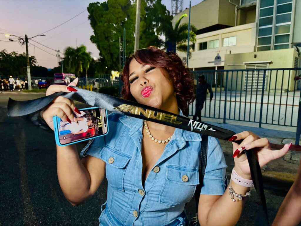 Fanáticos de Anuel llegan al Estadio Quisqueya con outfits estilo Y2K y el rojo como protagonista - Noticias de hoy en República Dominicana | De Último Minuto