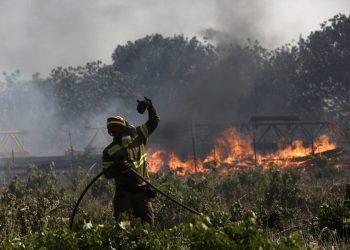 Un nuevo incendio cerca de Atenas obliga a ordenar la evacuación de tres poblaciones