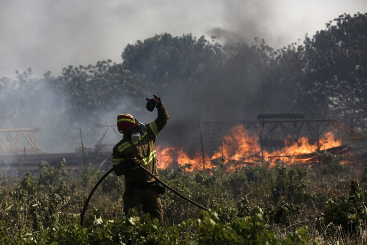 Un nuevo incendio cerca de Atenas obliga a ordenar la evacuación de tres poblaciones
