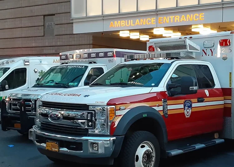 Motociclista fallece tras ser atropellado en Queens; conductor se da a la fuga