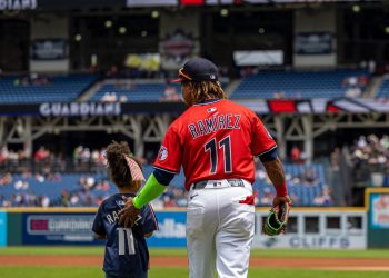 Hija de José Ramírez lanza la primera bola en el Día de la Familia en Cleveland