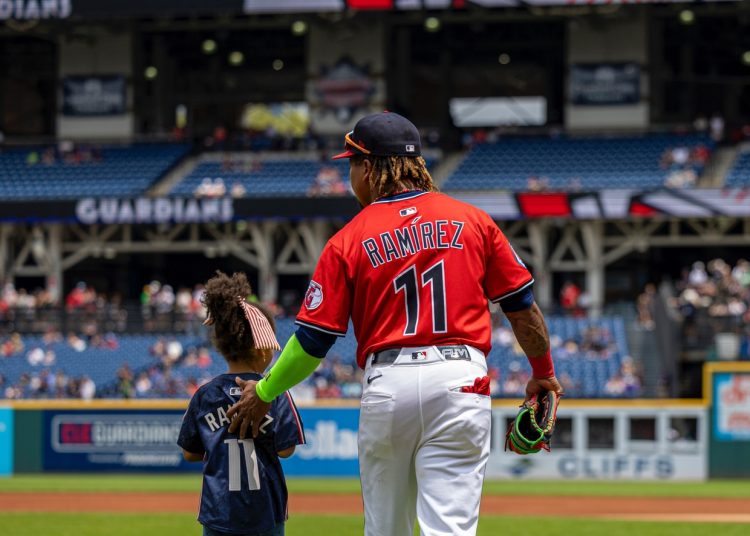 Hija de José Ramírez lanza la primera bola en el Día de la Familia en Cleveland