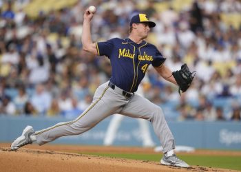 Priester domina con 10 ponches y Cerveceros blanquean a Dodgers para sumar octava victoria seguida