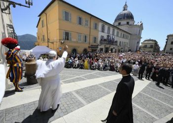 El papa visita el Observatorio vaticano en aniversario de la llegada del hombre a la Luna