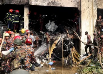 Un avión militar se estrella contra una escuela en Bangladesh y deja al menos 18 muertos y decenas de heridos