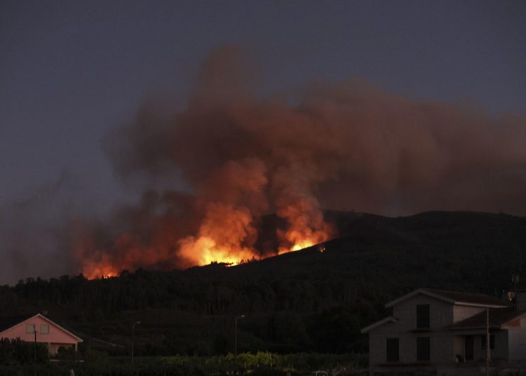 Más de 1.500 bomberos combaten cinco grandes incendios en Portugal