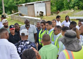 Ministro Kelvin Cruz realiza recorrido de supervisión de obras deportivas en Monte Plata