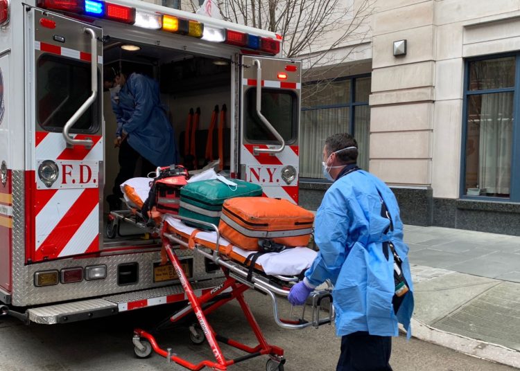 Joven muere apuñalado y otros dos resultan heridos en violento altercado en Queens