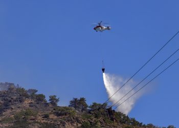 Gran incendio a las afueras de Atenas obliga a evacuar a más de 1.200 personas