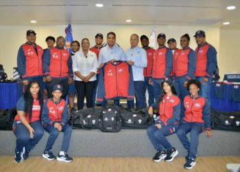 Ministro Kelvin Cruz entrega indumentaria que usarán atletas en Juegos Panamericanos Junior