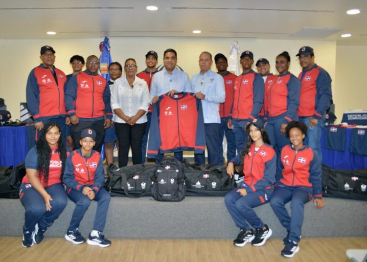 Ministro Kelvin Cruz entrega indumentaria que usarán atletas en Juegos Panamericanos Junior