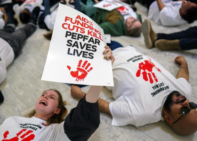 ONU: Cuatro millones de personas podrían morir de sida por los recortes de EEUU para 2030