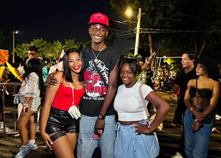 Fanáticos de Anuel llegan al Estadio Quisqueya con outfits estilo Y2K y el rojo como protagonista