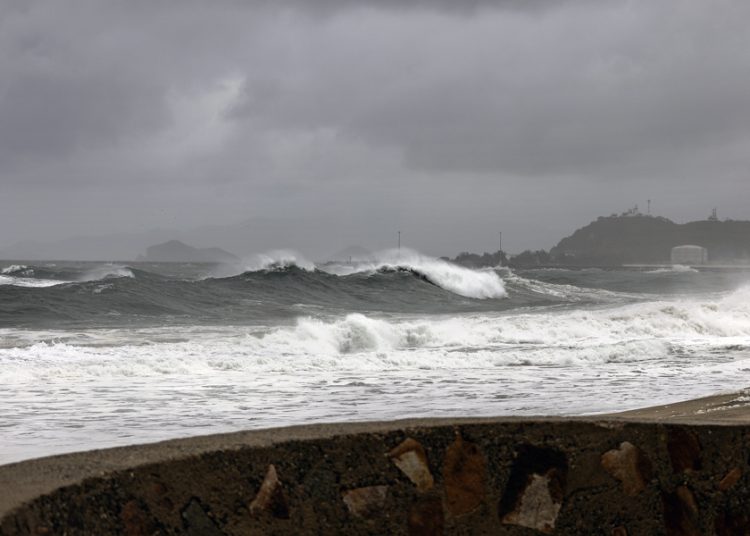 Huracán Flossie sigue fortaleciéndose mientras avanza en paralelo a costas mexicanas