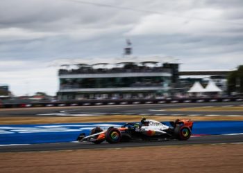 Lando Norris gana en Silverstone tras una sanción a Piastri en un Gran Premio caótico