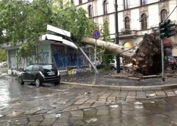 Tormenta violenta en Milán deja una mujer muerta tras caerle un árbol