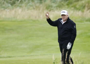 Trump juega al golf por segundo día en Escocia antes de reunirse con Von der Leyen