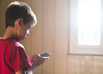 Alarma médica: aumentan los casos de niños con problemas cervicales por uso excesivo de celulares