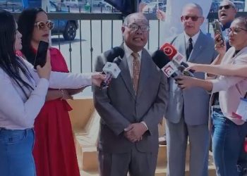Fundación Lasallistas Dominicanos 73 realiza izamiento de la Bandera en Unicentro Plaza