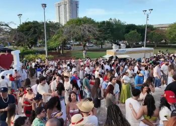 Miles de personas llegan al quinto concierto de Bad Bunny en el Coliseo de Puerto Rico