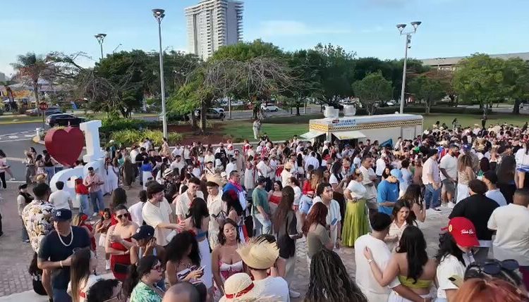 Miles de personas llegan al quinto concierto de Bad Bunny en el Coliseo de Puerto Rico