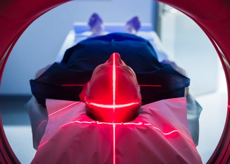 Hombre muere tras ser arrastrado por una máquina de resonancia magnética