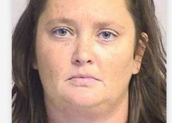 Arrestan a una profesora de una academia cristiana por tener relaciones sexuales con una alumna menor