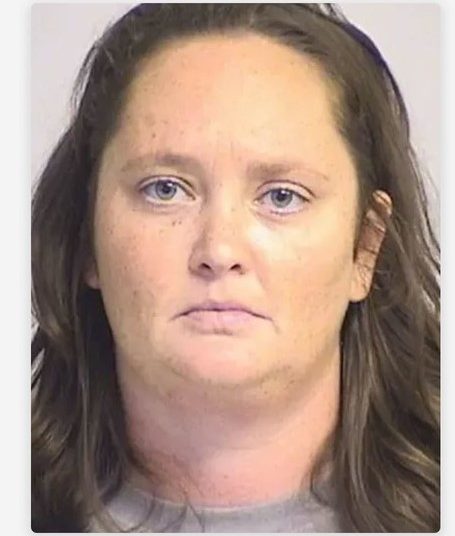 Arrestan a una profesora de una academia cristiana por tener relaciones sexuales con una alumna menor