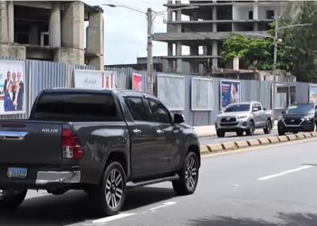 Pese a prohibición de las autoridades, vehículos pesados continúan circulando por el Malecón de Santo Domingo