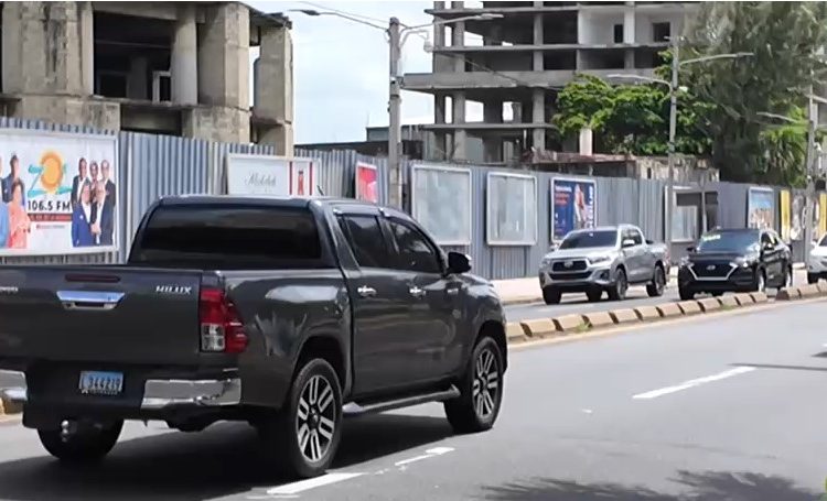 Pese a prohibición de las autoridades, vehículos pesados continúan circulando por el Malecón de Santo Domingo