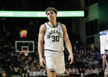 Chris Mañón firma contrato de doble vía con los Lakers de Los Ángeles