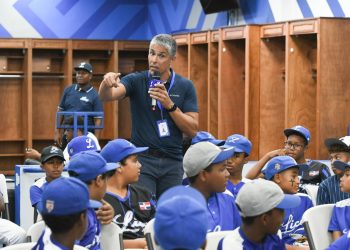 DCNB realiza charla motivacional a 60 atletas en campamento Tigres del Licey