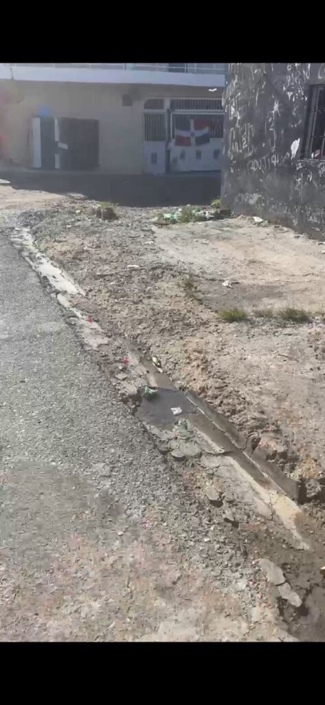 Denuncian deterioro en calles y aceras en Los Frailes I | 2 | Denuncian deterioro en calles y aceras en Los Frailes I - Noticias de hoy en República Dominicana | De Último Minuto