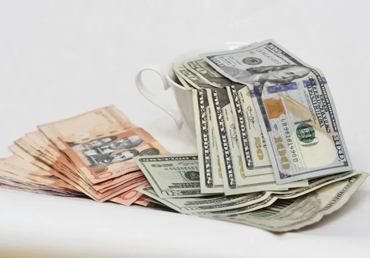 El dólar ha subido 94 puntos en lo que va de mes y acelera la depreciación del peso