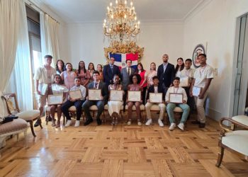 Embajada dominicana en España reconoce a estudiantes destacados con el Premio al Mérito Escolar 2025 