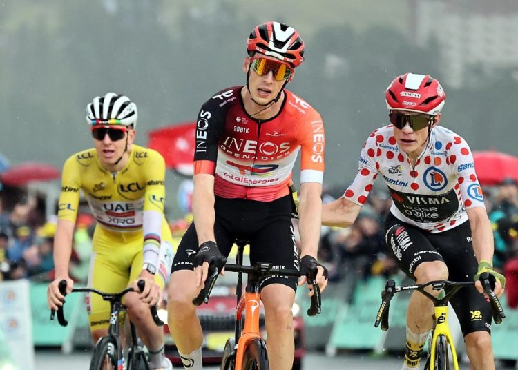 Arensman se impone en La Plagne por delante de Vingegaard y Pogacar