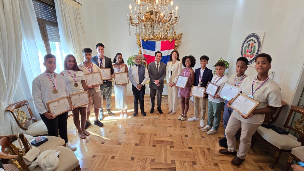 Embajada dominicana en España reconoce a estudiantes destacados con el Premio al Mérito Escolar 2025  - Noticias de hoy en República Dominicana | De Último Minuto