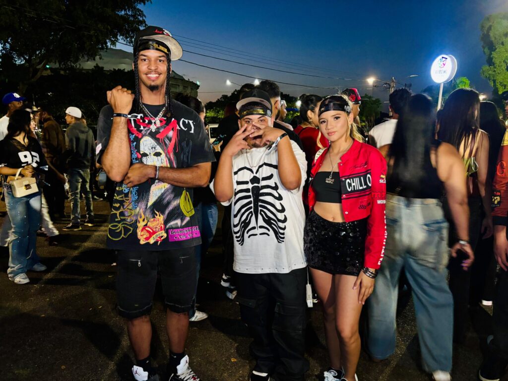 Fanáticos de Anuel llegan al Estadio Quisqueya con outfits estilo Y2K y el rojo como protagonista - Noticias de hoy en República Dominicana | De Último Minuto