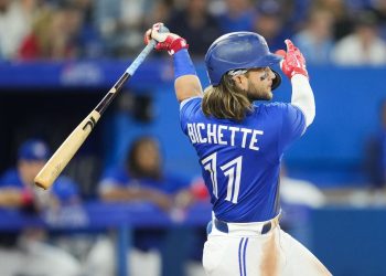 Azulejos se afianzan en la cima del Este con su 28va remontada del año