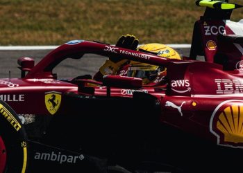 Lewis Hamilton lidera el primer entrenamiento libre en Silverstone por delante de los McLaren