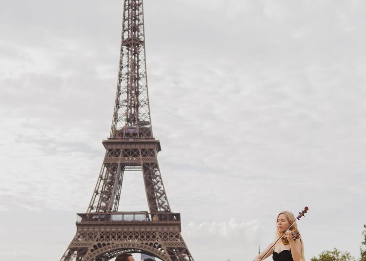 Periodista Cristian Cabrera se compromete con su novia Sthefanie Soto en París