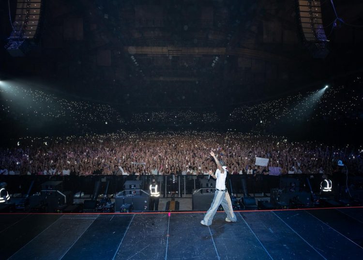 Fanáticos enloquecidos paralizan las calles de Bolonia y rodean a Ozuna tras encender escenario ante más de 18 mil personas