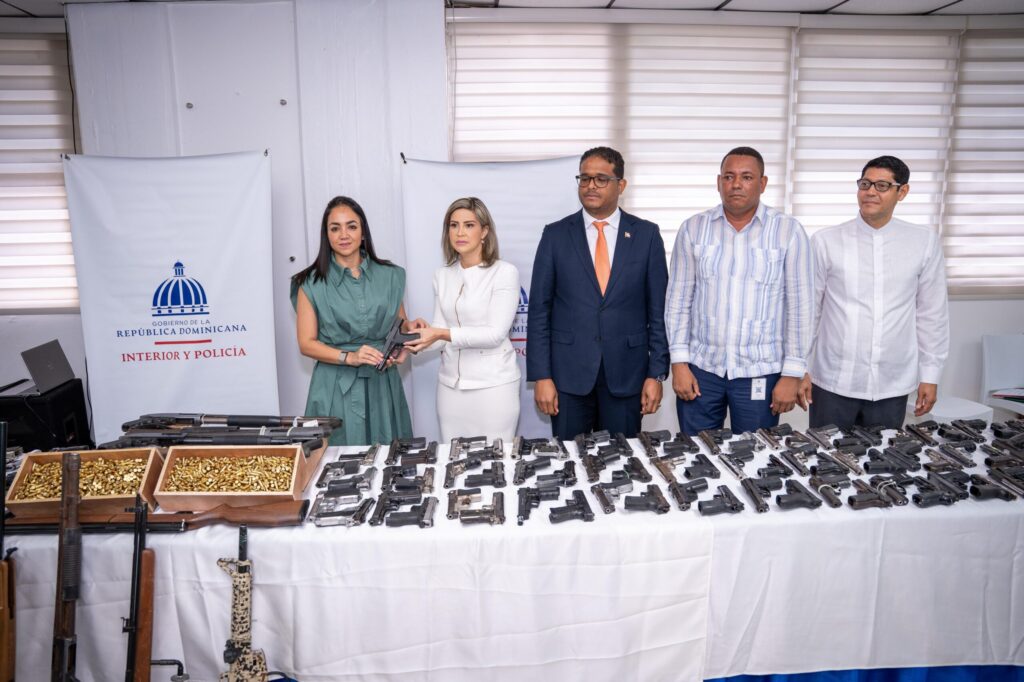 Interior y Policía recibe 218 armas de fuego ilegales que fueron sacadas de las calles | 3 | Interior y Policía recibe 218 armas de fuego ilegales que fueron sacadas de las calles - Noticias de hoy en República Dominicana | De Último Minuto
